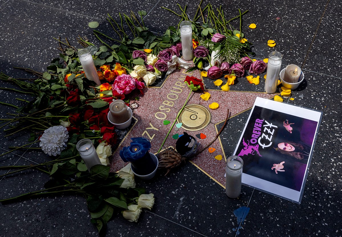 Цветы и свечи у звезды в Оззи Осборна в Лос-Анджелесе, Калифорния, США, 22 июля 2025 года. Фото: Jill Connelly / EPA
