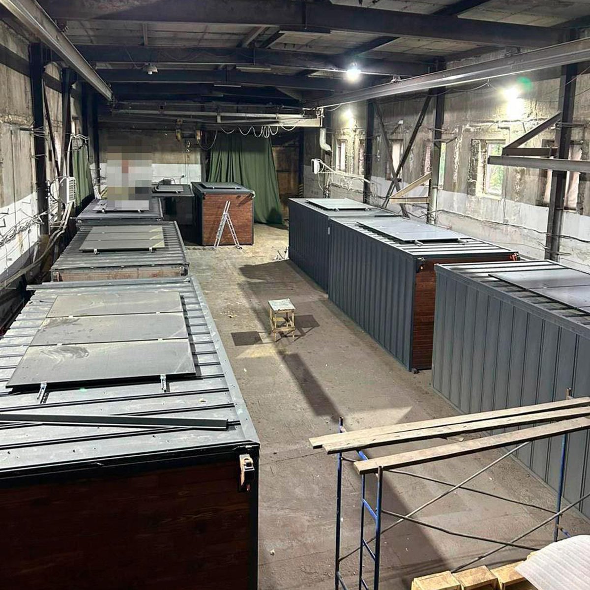 Мобильные деревянные домики, в крышах которых были спрятаны дроны. Фото: Бабель /  Telegram