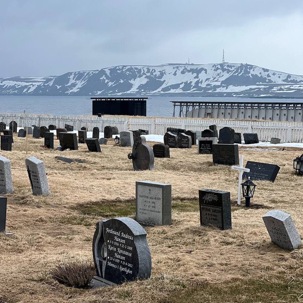Кладбище и за ним — мемориал Стейлнесет, посвященный жертвам «колдовских процессов» в Финнмарке. Вардё, Норвегия. Фото: Ирина Кравцова
