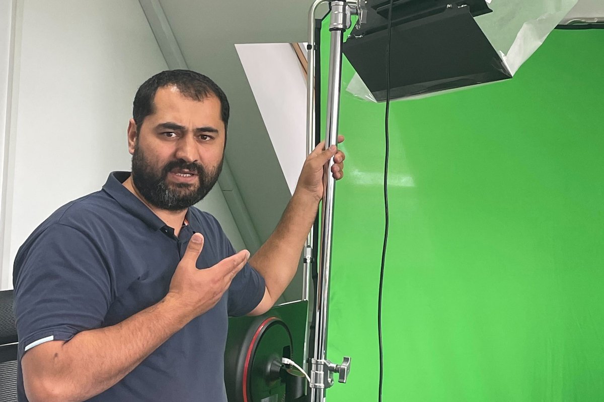 Мухамаджон Кабиров в студии AZDA TV в Варшаве. Фото Ирины Халип.