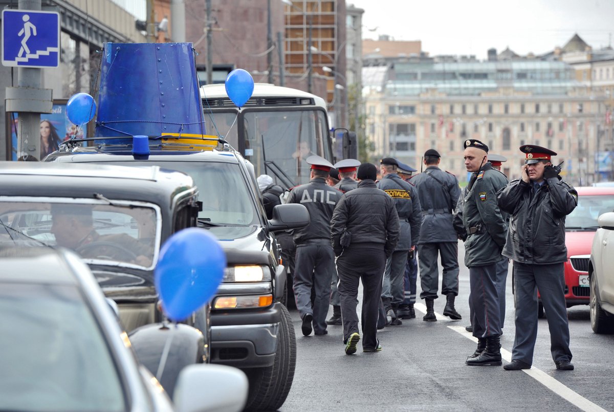 Пикет общества «Синие ведерки» на проспекте Академика Сахарова. Сотрудники полиции во время дежурства на пикете, Москва, 16 октября 2011 года. Фото: Глеб Щелкунов / Коммерсантъ / Sipa USA / Vida Press