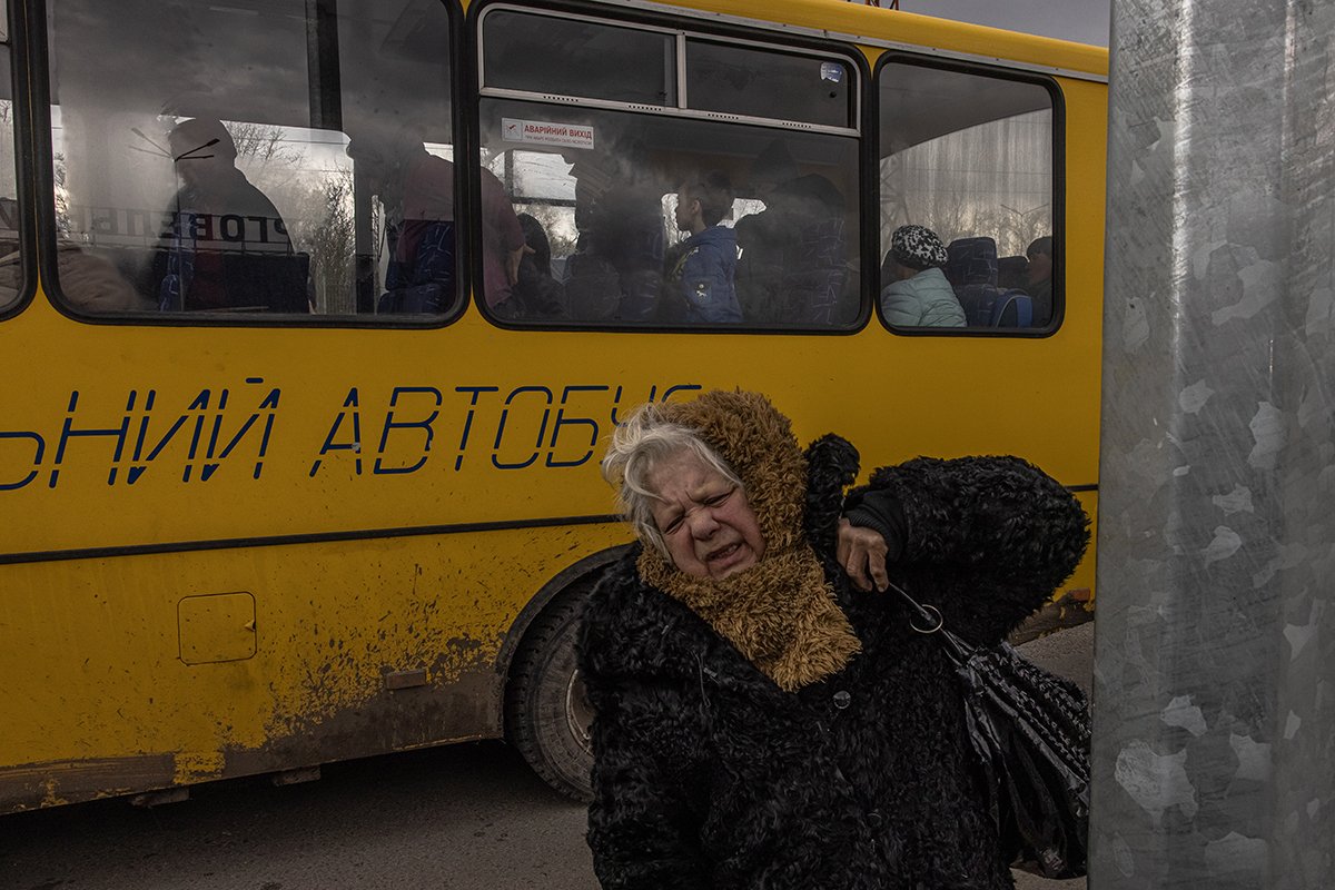 Люди из Мариуполя прибывают на эвакуационном автобусе в пункт эвакуации в Запорожье, Украина, 21 апреля 2022 года. Фото: Roman Pilipey / EPA-EFE