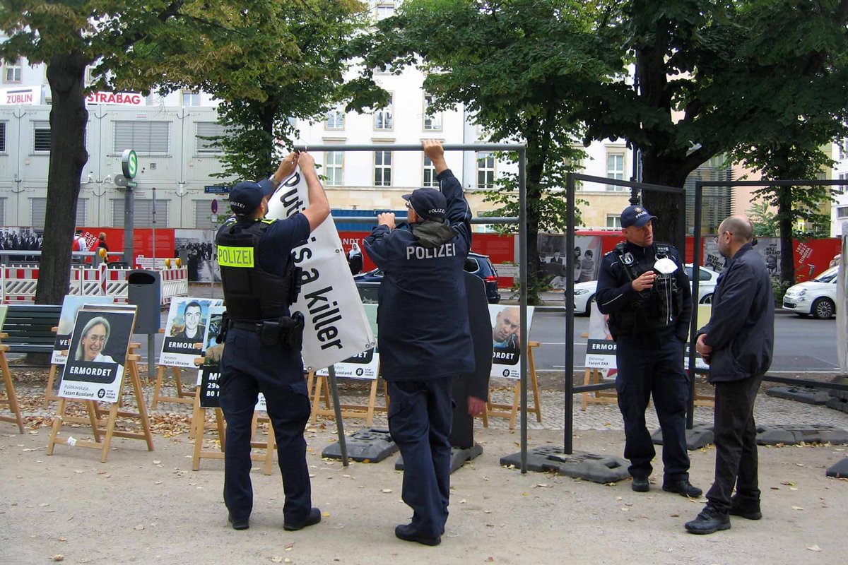 Полиция изымает баннер «Putin is a killer» у лагеря Баграша перед российским посольством, Берлин, 18 сентября 2021 года. Фото: Дмитрий Баграш / Facebook