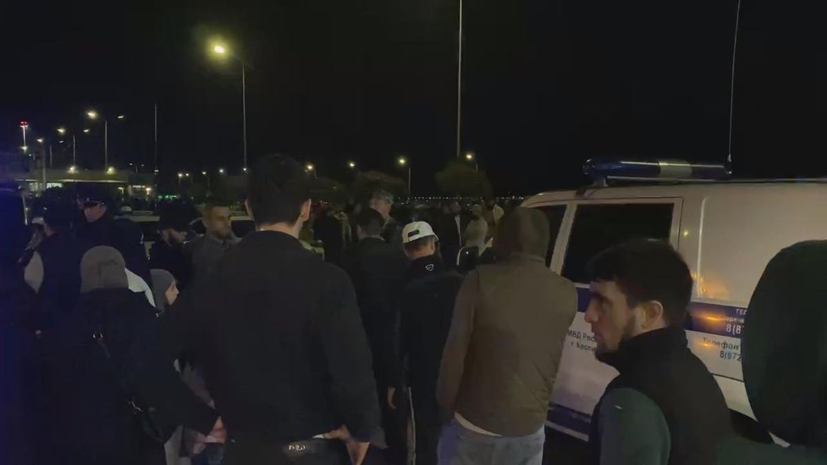 Полицейские общаются с протестующими в аэропорту Махачкалы 29 октября 2023 г.
Фото @askrasul / Telegram