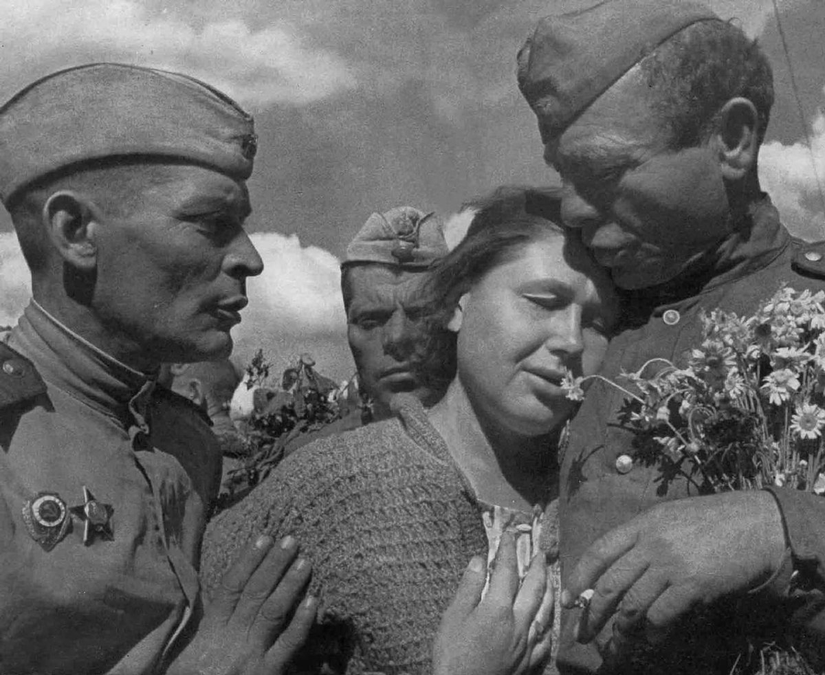 Женщина встречает демобилизовавшегося мужа-фронтовика, 1945-1946 годы. Фото: Евгений Тиханов / ТАСС / Wikimedia