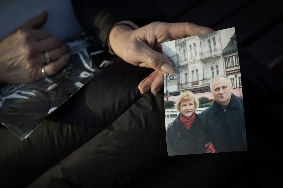 Марина Адамович, жена Николая Статкевича, показывает фотографию себя и мужа, Минск, Беларусь, 27 января 2025 года. Фото: Наталья Колесникова / AFP / Scanpix / LETA