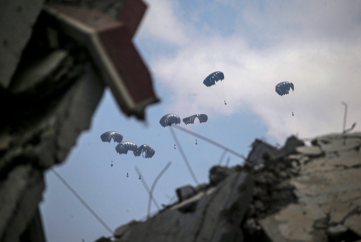 Франция сбрасывает гуманитарную помощь с воздуха над северной частью сектора Газа, 8 августа 2025 года. Фото: Mohammed Saber / EPA