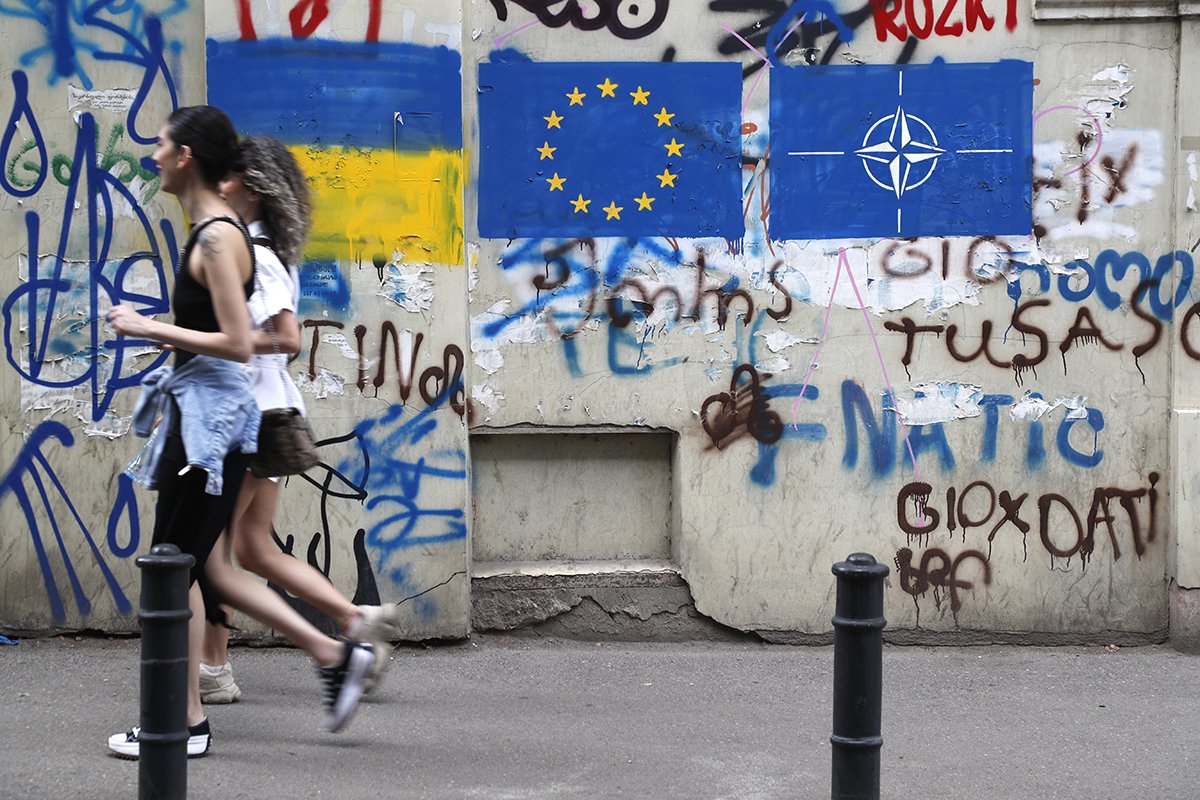 Граффити с флагами Украины, ЕС и НАТО в Тбилиси, 22 мая 2023 года. Фото: Zurab Kurtsikidze / EPA