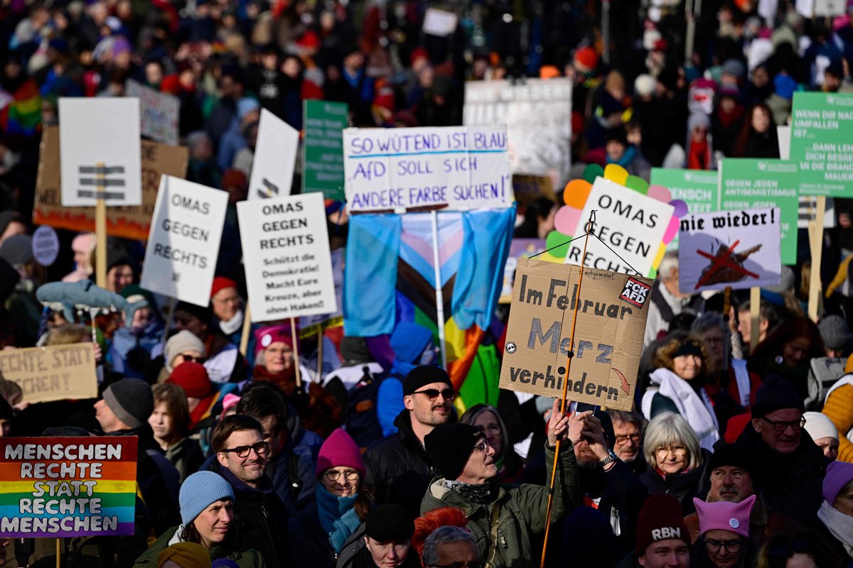 Демонстранты с плакатами на митинге против ультраправых, Берлин, 16 февраля 2025 года. Фото: John MacDougall / AFP / Scanpix / LETA