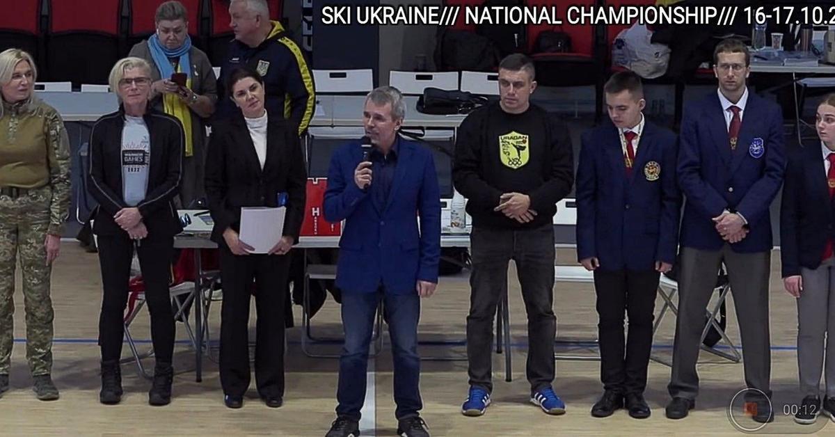 Открытие Чемпионата Украины, октябрь 2022 года, г. Буча, Киевская область. Предположительно, человек с микрофоном в руках — Сергей Денисенко. Фото: Facebook