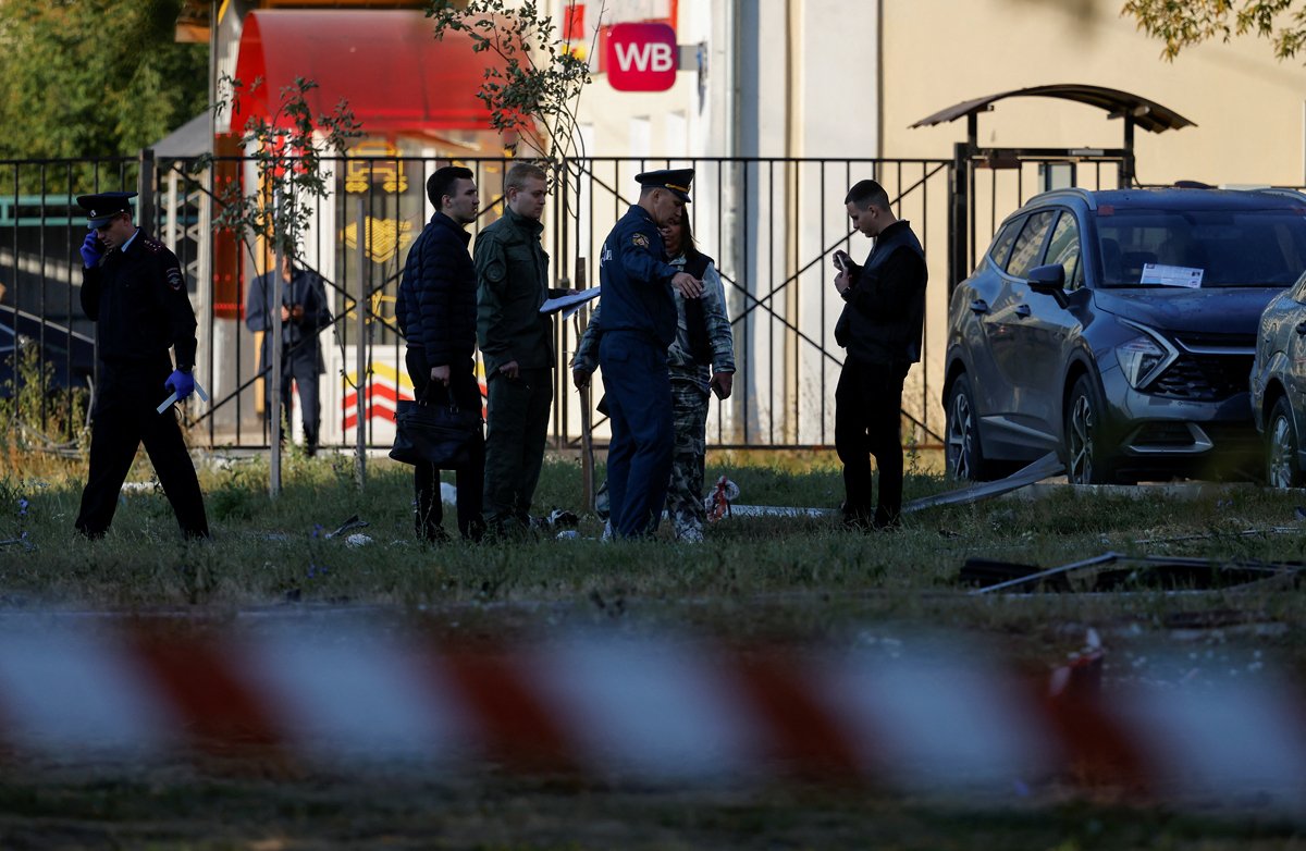 Сотрудники силовых ведомтсв на месте падения дрона в Раменском Московской области, 10 сентября 2024 года. Фото: Максим Шеметов / Reuters / Scanpix / LETA