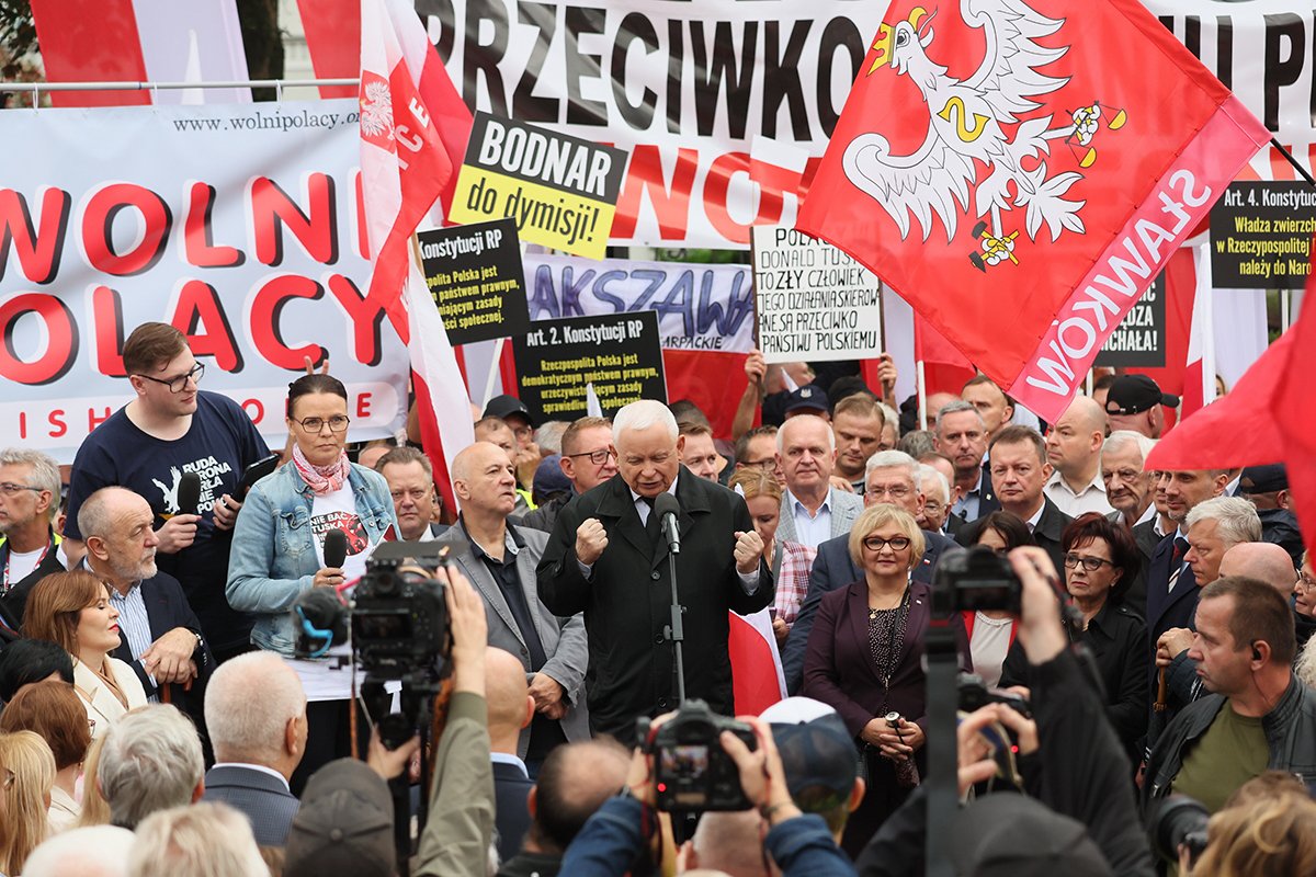 Лидер оппозиционной партии «Право и справедливость» Ярослав Качиньский выступает во время демонстрации протеста против предполагаемых нарушений закона коалиционным правительством, а также против миграционного пакта перед зданием Министерства юстиции в Варшаве, Польша, 14 сентября 2024 года. Фото: Leszek Szymanski / EPA-EFE