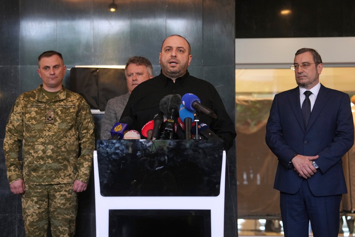 Министр обороны Украины Рустем Умеров отвечает на вопросы журналистов в Стамбуле, 16 мая 2025 года. Фото: Evgeniy Maloletka / AP Photo / Scanpix / LETA