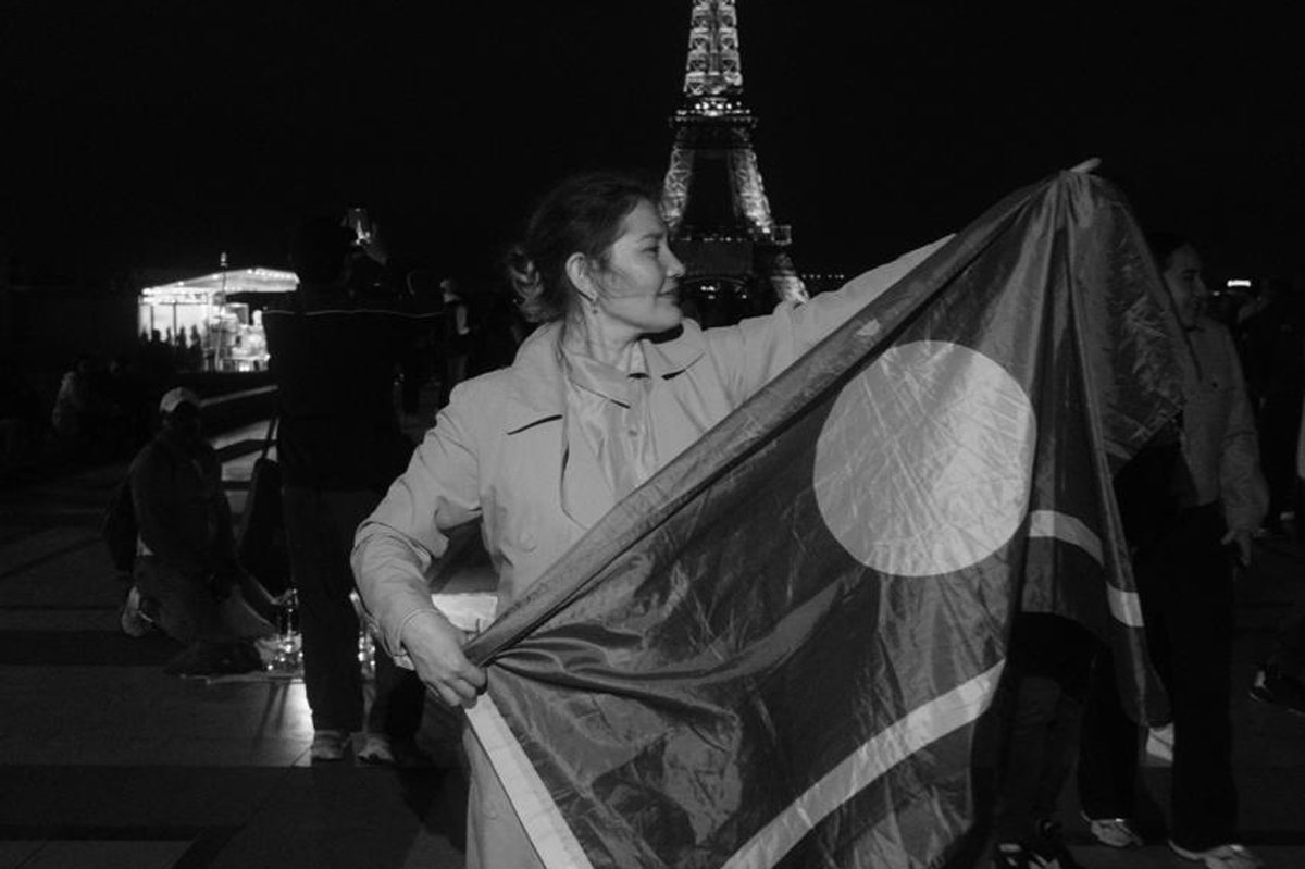 Ирина Энгелис с флагом Якутии на Площадь Трокадеро в Париже. Фото из личного архива героини