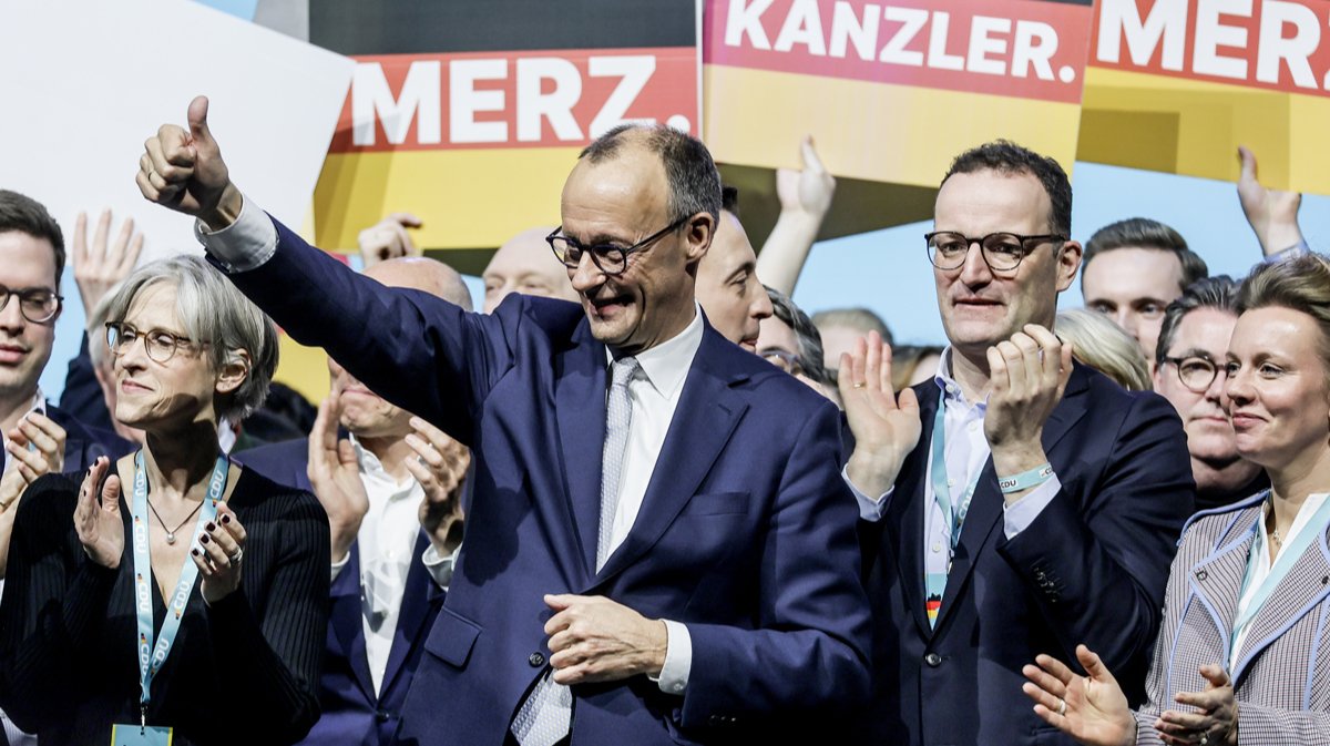 Цвет коалиции — черно-красный