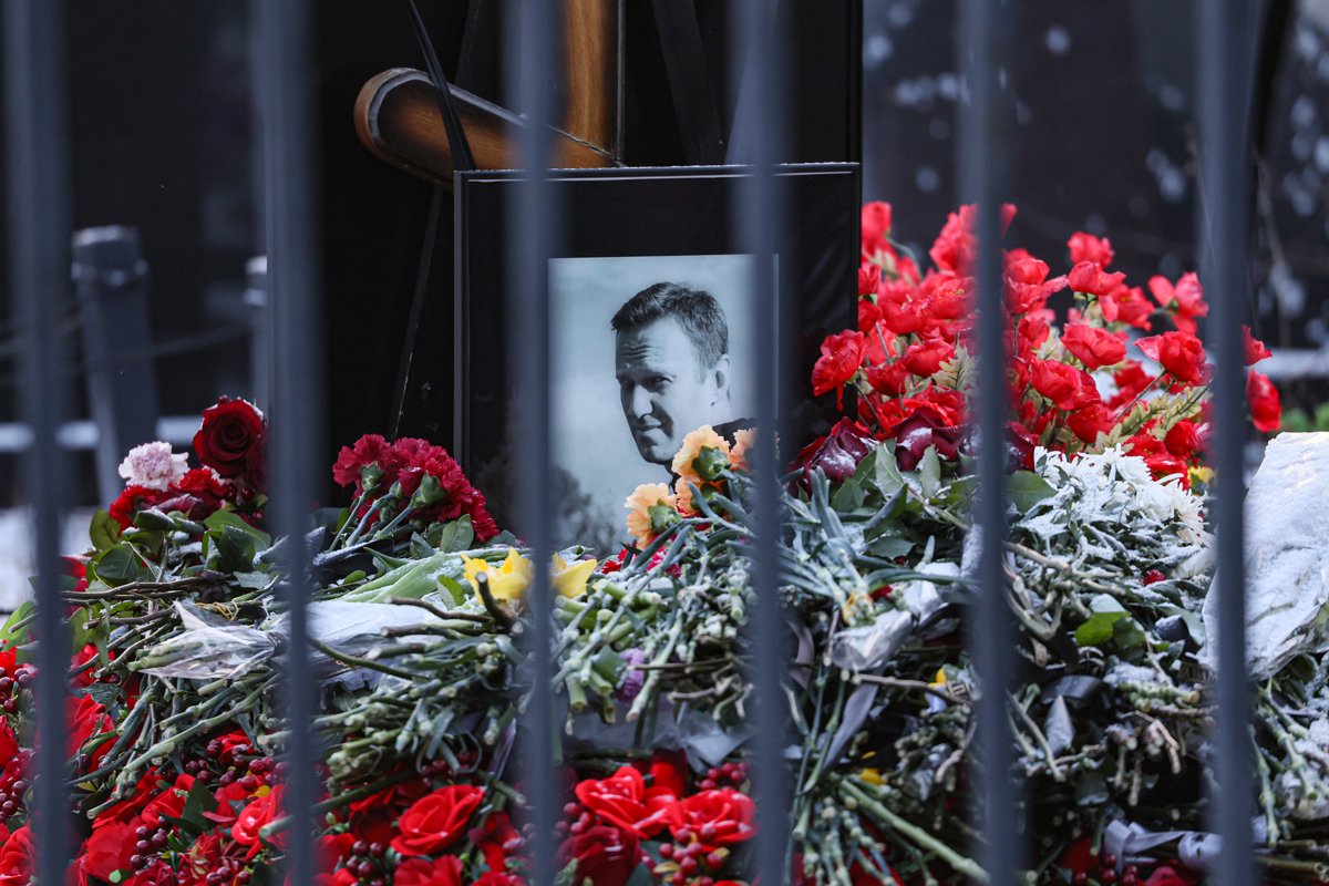 Цветы и портрет у могилы покойного Алексея Навального на Борисовском кладбище в Москве, 16 февраля 2025 года. Фото: Максим Шипенков / EPA