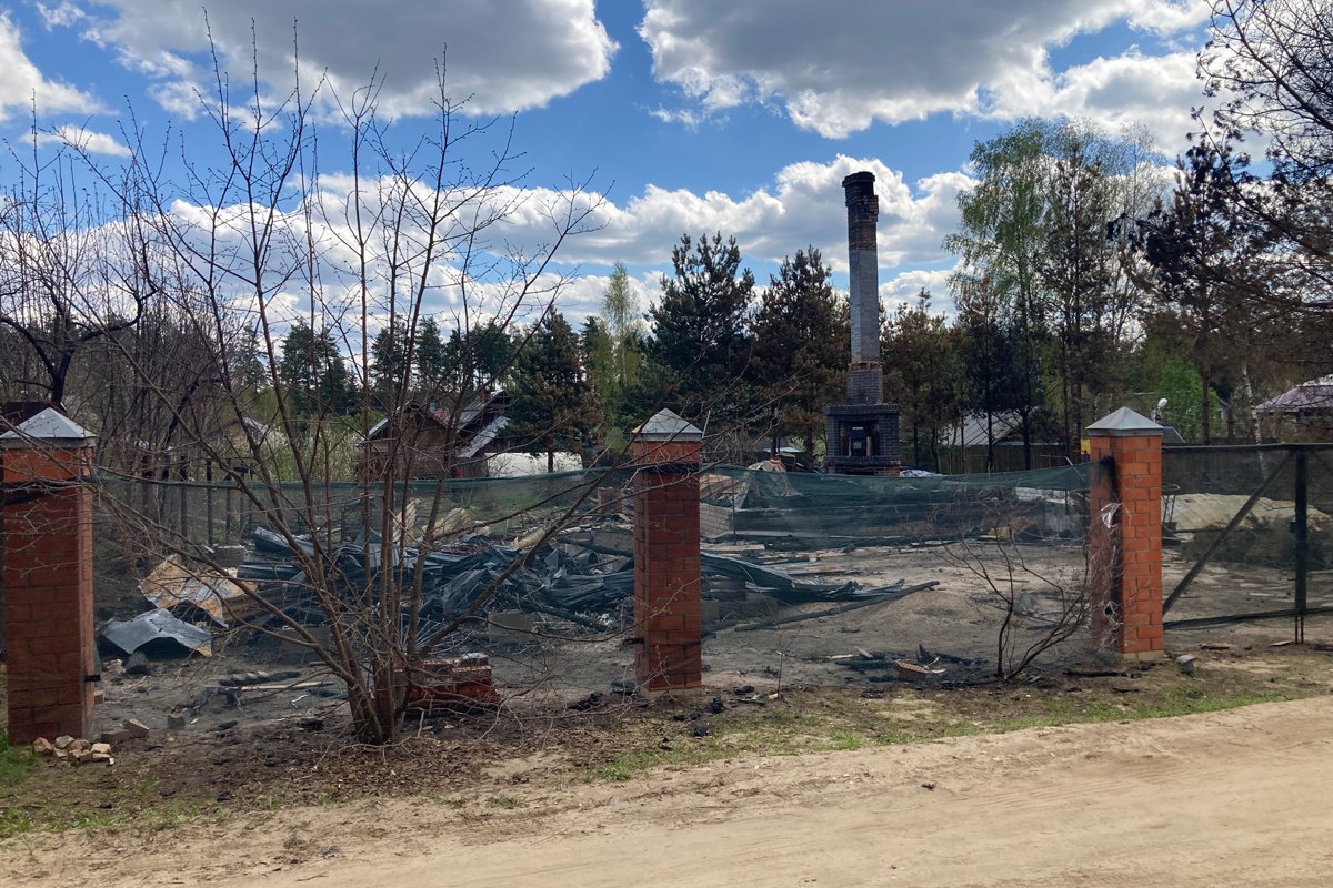 Сгоревший дом в Барсове. Фото Ирины Гариной