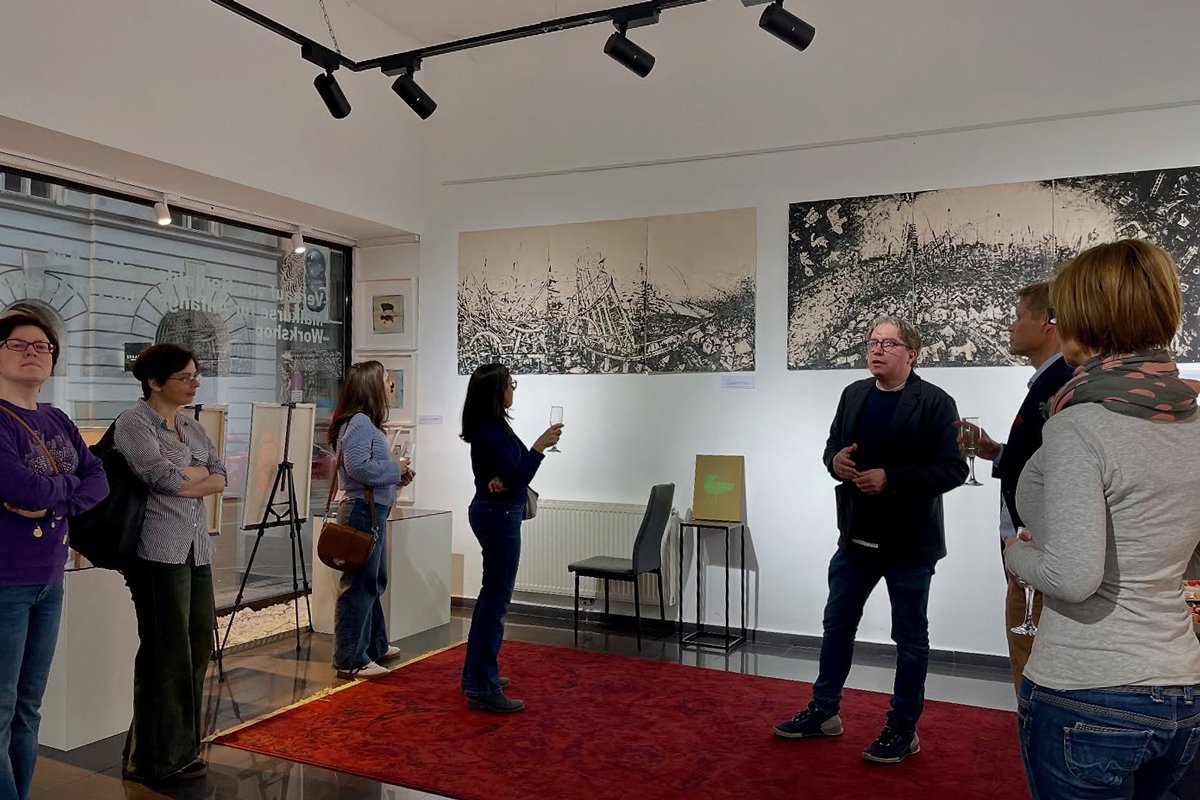 Максим Трудолюбов на открытии персональной выставки в Maya Galerie, 12 марта 2025 года. Фото: @maya_galerie_wien / Instagram