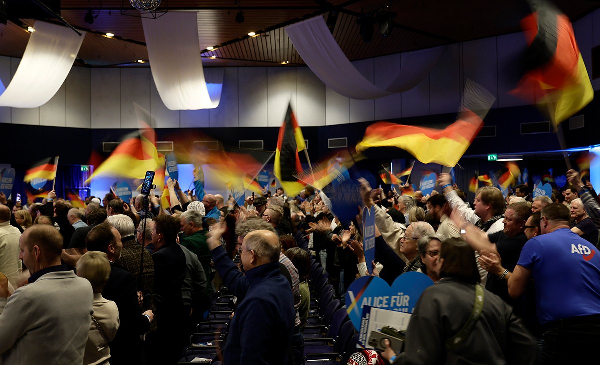 Члены партии «Альтернативы для Германии» (АдГ) размахивают флагами во время избирательной кампании партии в Ной-Изенбурге, Германия, 1 февраля 2025 года. Фото: Ronald Wittek / EPA-EFE