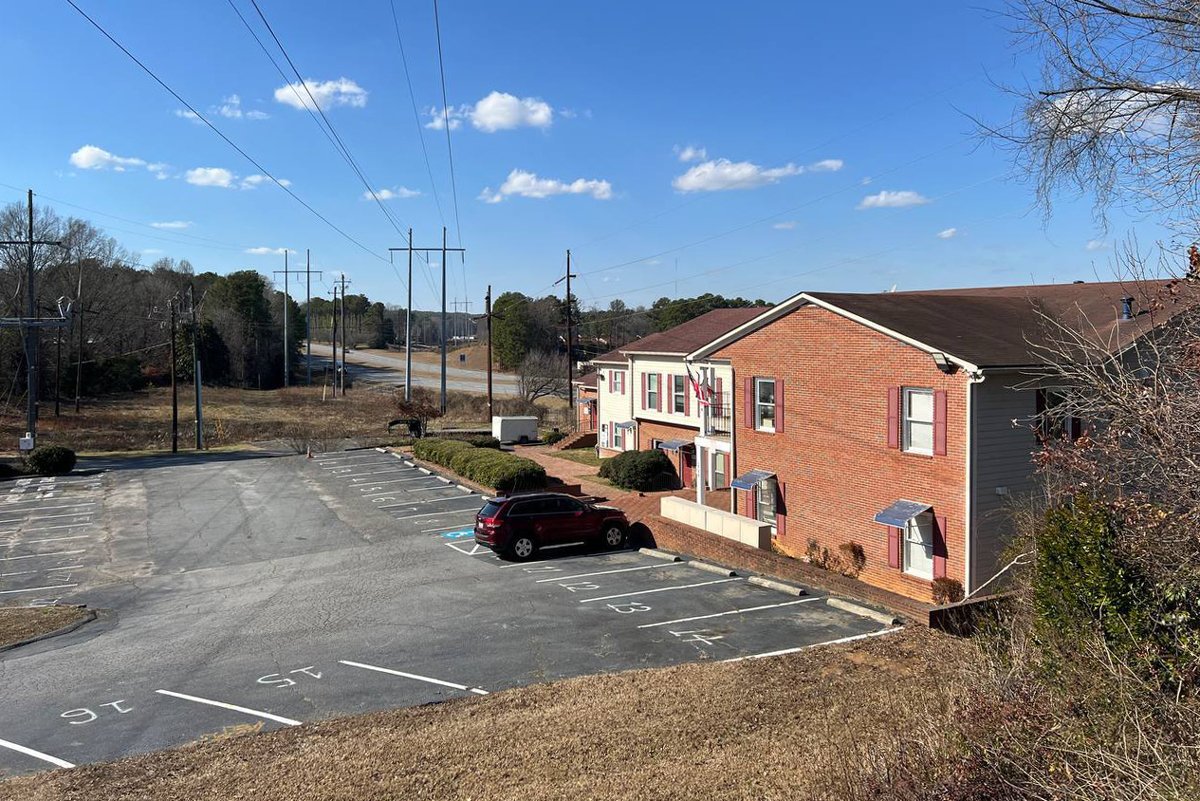 Пустая парковка около бизнес-центра посреди рабочего дня. Фото автора