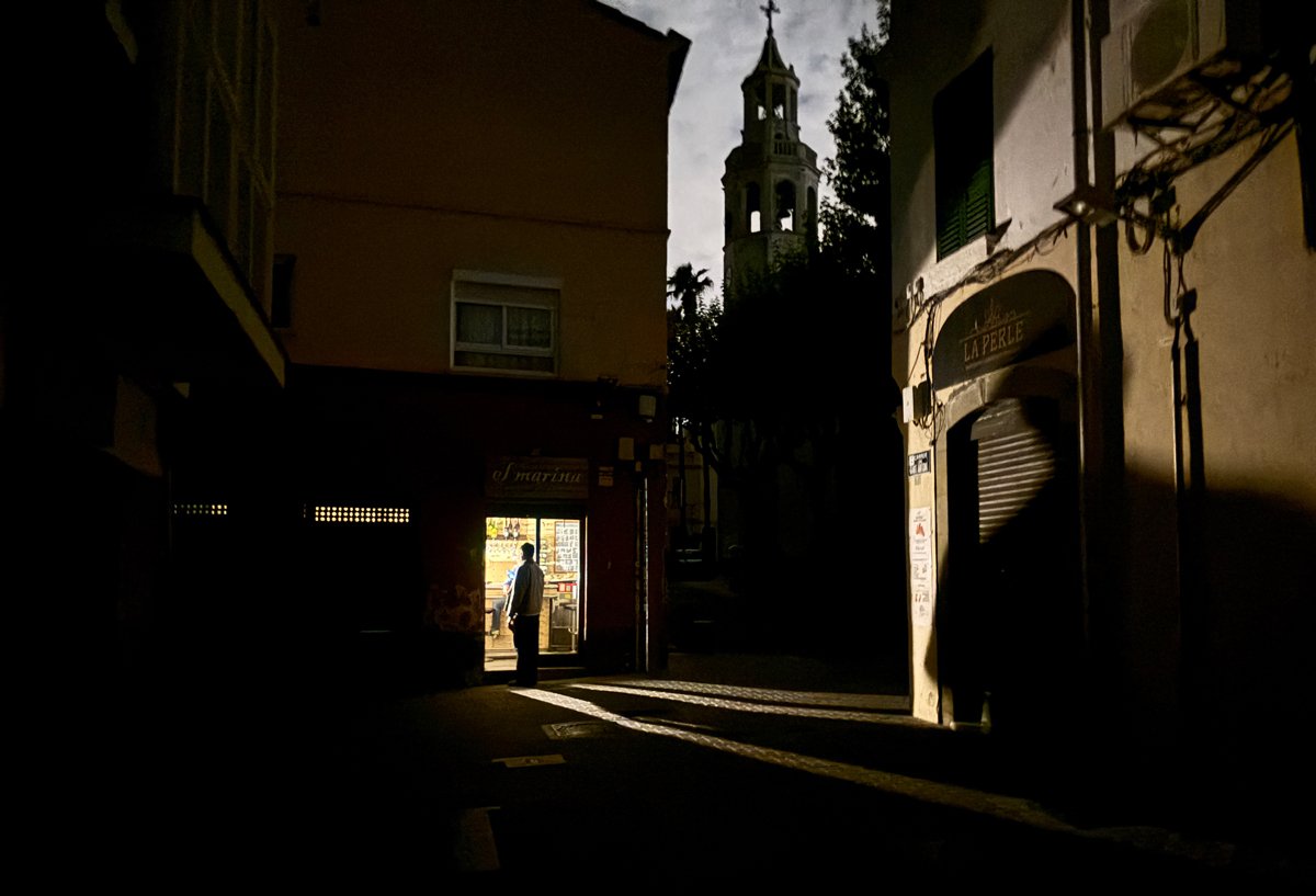 Паб, освещённый походной лампой, Премия-де-Мар, Испания, 28 апреля 2025 года. Фото: Jan-Uwe Ronneburger / dpa / Scanpix / LETA