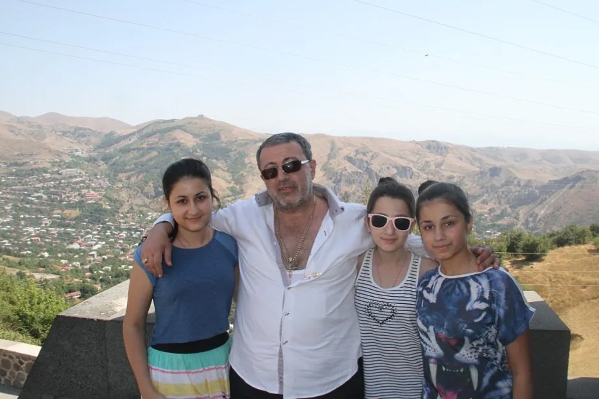 Михаил Хачатурян с дочерьми в Горисе, Армения, 27 августа 2014 года. Фото с личной страницы в Одноклассниках