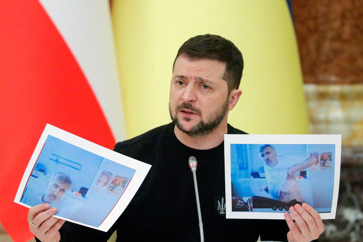 Владимир Зеленский показывает фото Михаила Саакашвили на пресс-конференции в Киеве, 1 февраля 2023 года. Фото: Sergey Dolzhenko / EPA