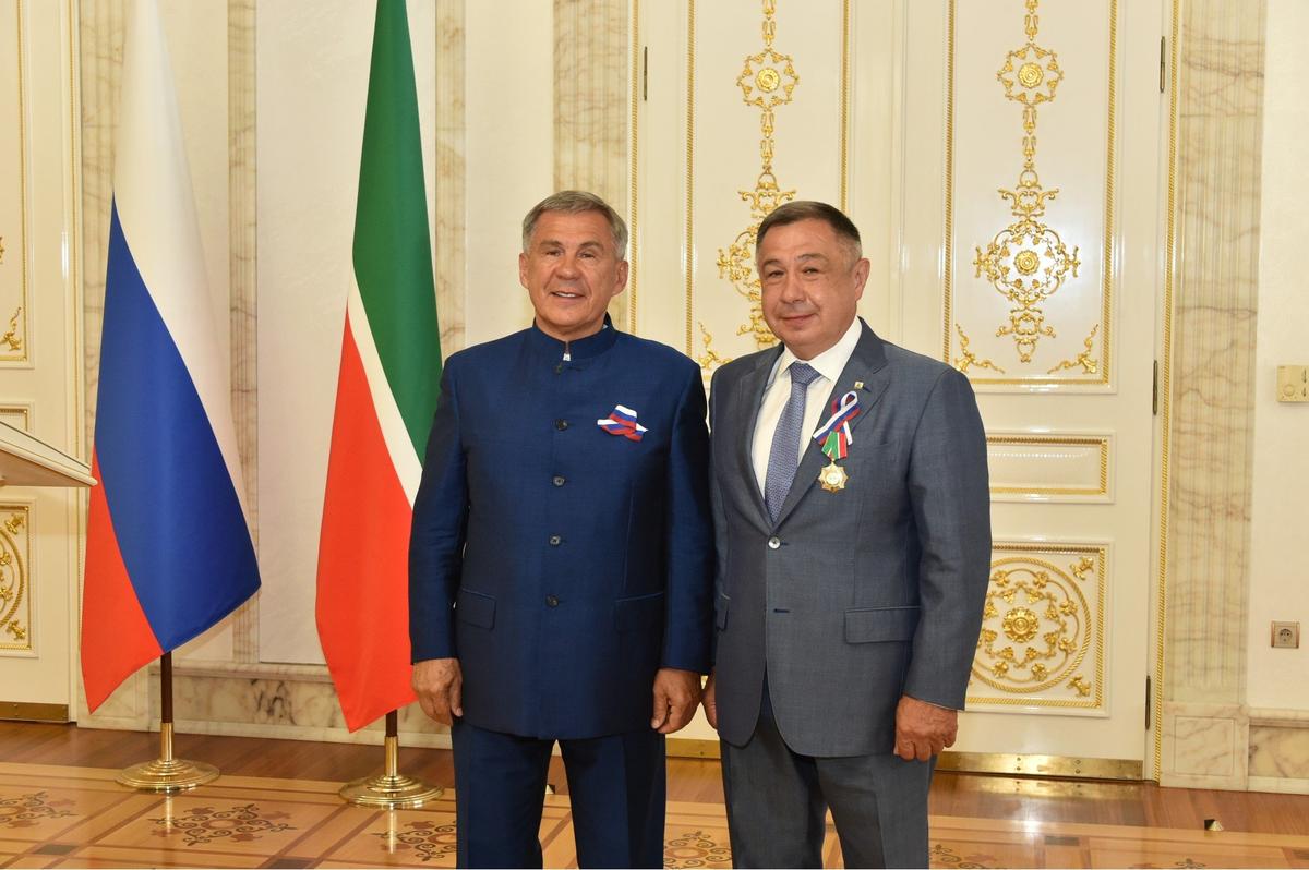 Рустам Минниханов и глава Сабинского муниципального района Раис Минниханов. Фото: tatarstan.ru