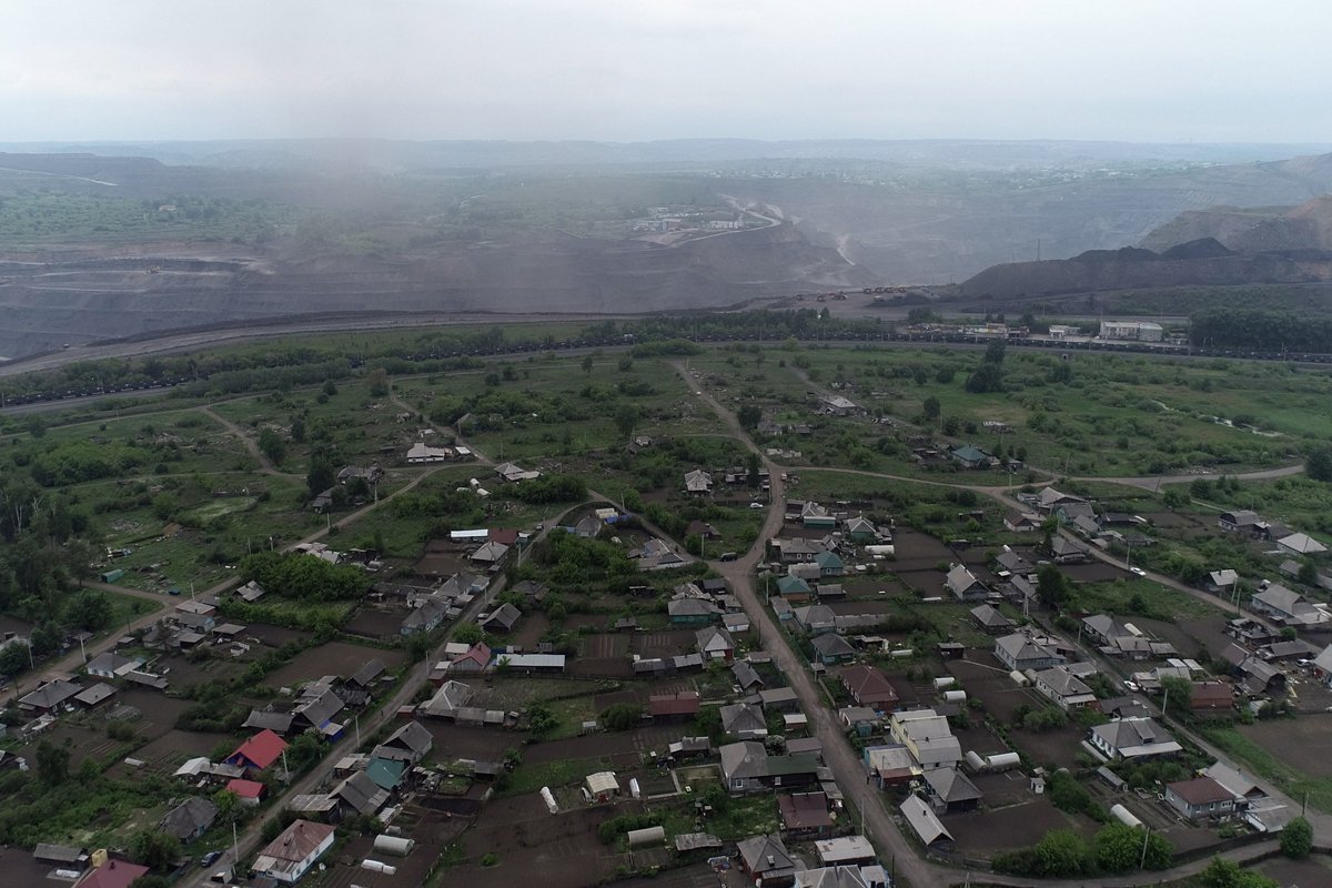 Жилые дома в частном секторе Киселевска рядом с угольным разрезом Шахты №12, Кемеровская область