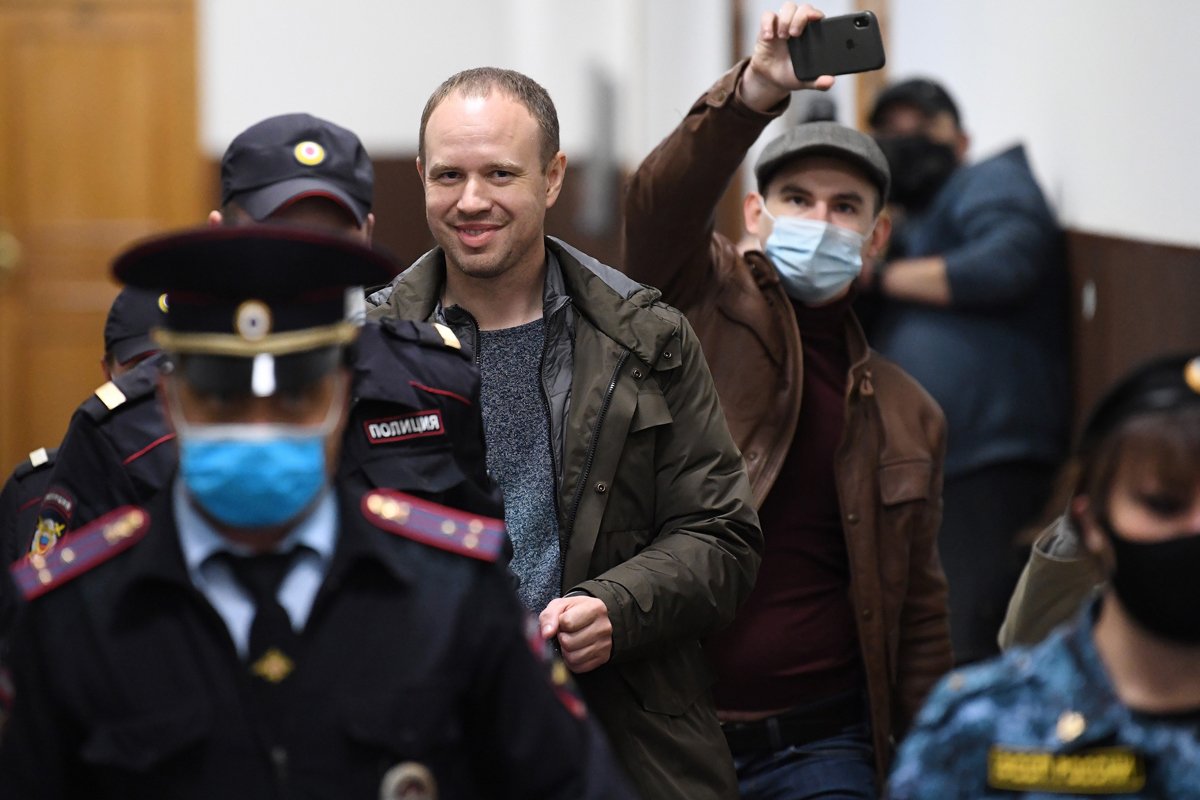 Бывший депутат Законодательного собрания Иркутской области Андрей Левченко (в центре) перед началом заседания суда по избранию меры пресечения, Москва, 29 сентября 2020 года. Фото: Дмитрий Духанин / Коммерсантъ / Sipa USA / Vida Press