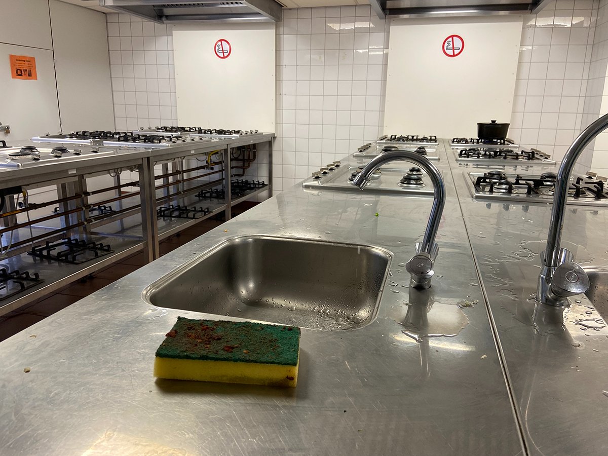 Капающий кран на кухне AZC Вагенинген. Фото автора