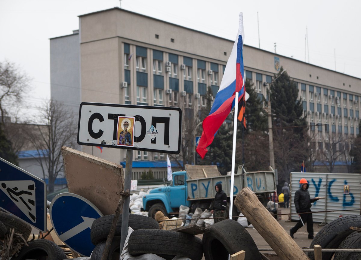 Пророссийские протестующие у баррикад напротив здания СБУ в Луганске, 10 апреля 2014 года. Фото: Шамиль Жуматов / Reuters / Scanpix / LETA