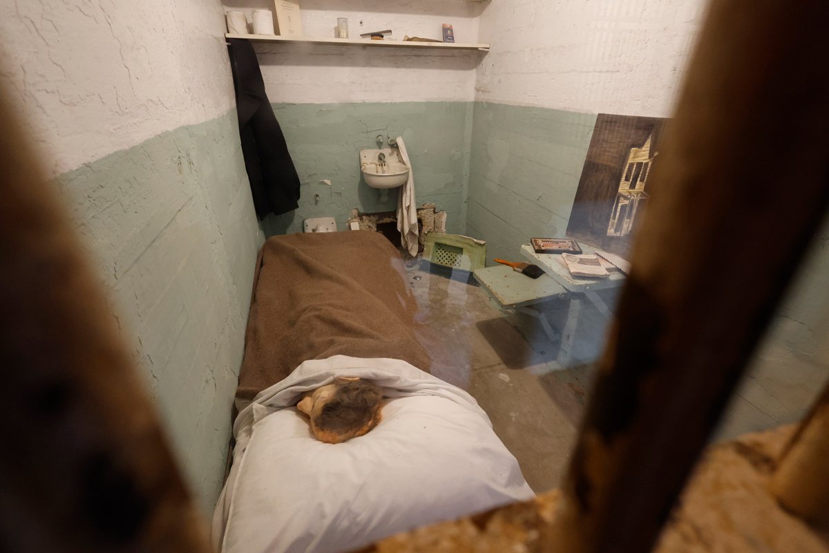 Воссозданная камера на острове Алькатрас демонстрирует попытку побега, при которой заключённые подложили под одеяла искусственные головы из мыла, цемента и краски, чтобы обмануть охрану и сбежать через вентиляционные отверстия под раковиной, 13 мая 2025 года. Фото: John G. Mabanglo / EPA