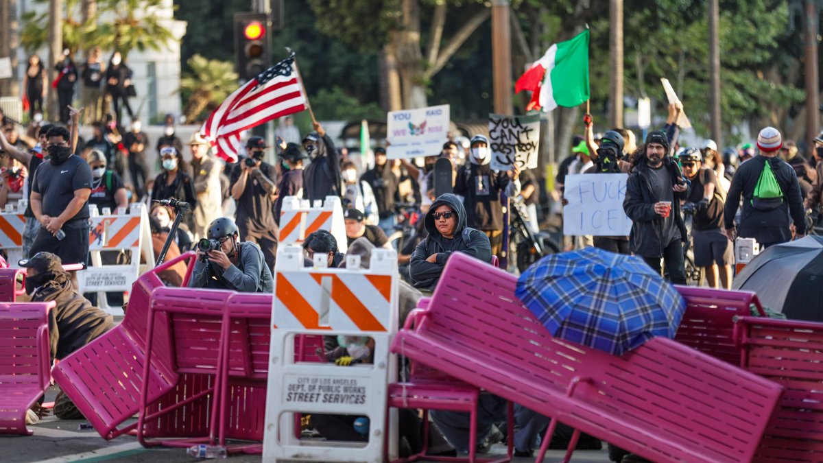 Протестующие прячутся за импровизированным баррикадами, Лос-Анджелес, 8 июня 2025 года. Фото: Allison Dinner / EPA