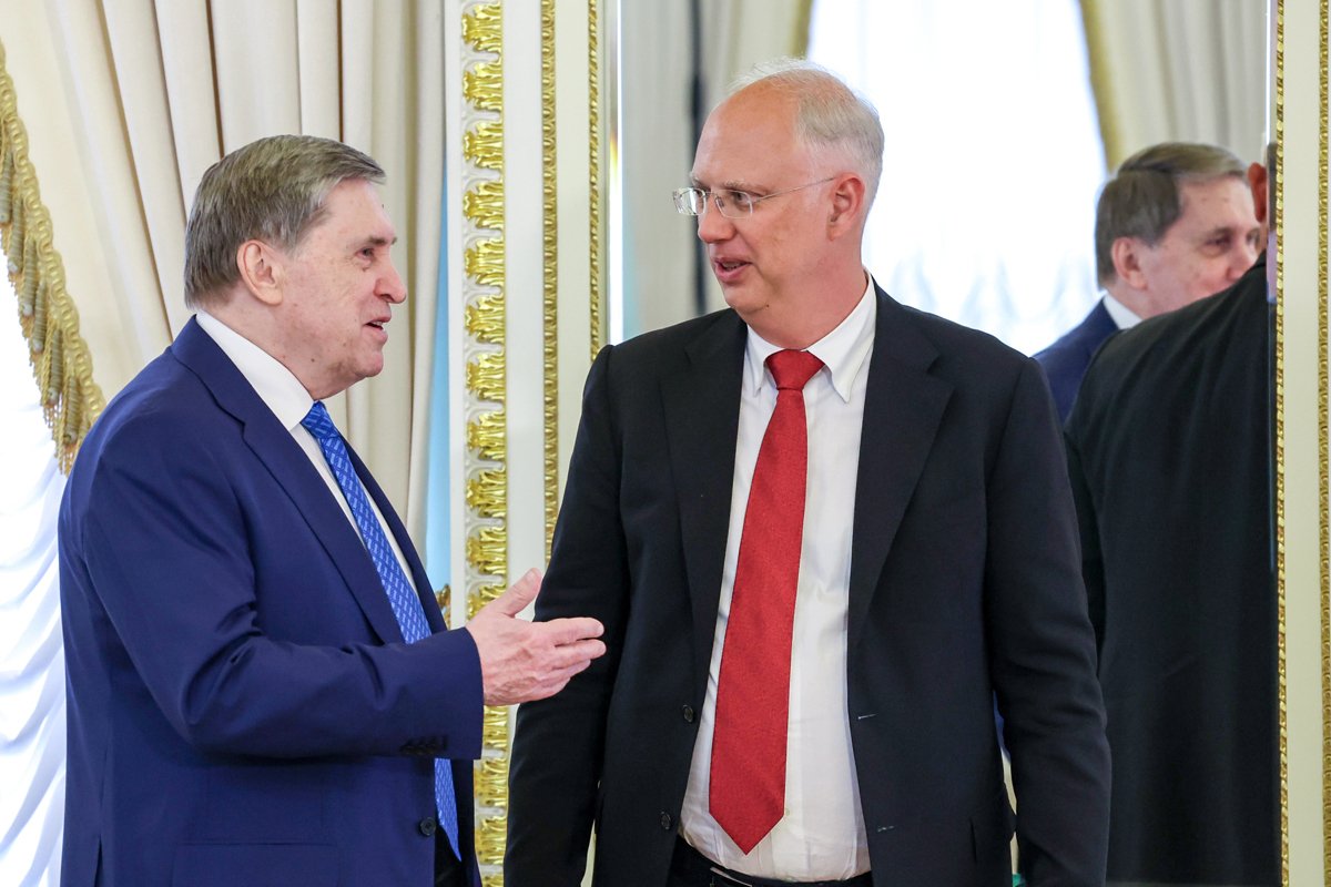 Юрий Ушаков и Кирилл Дмитриев. Фото: Анатолий Мальцев / EPA