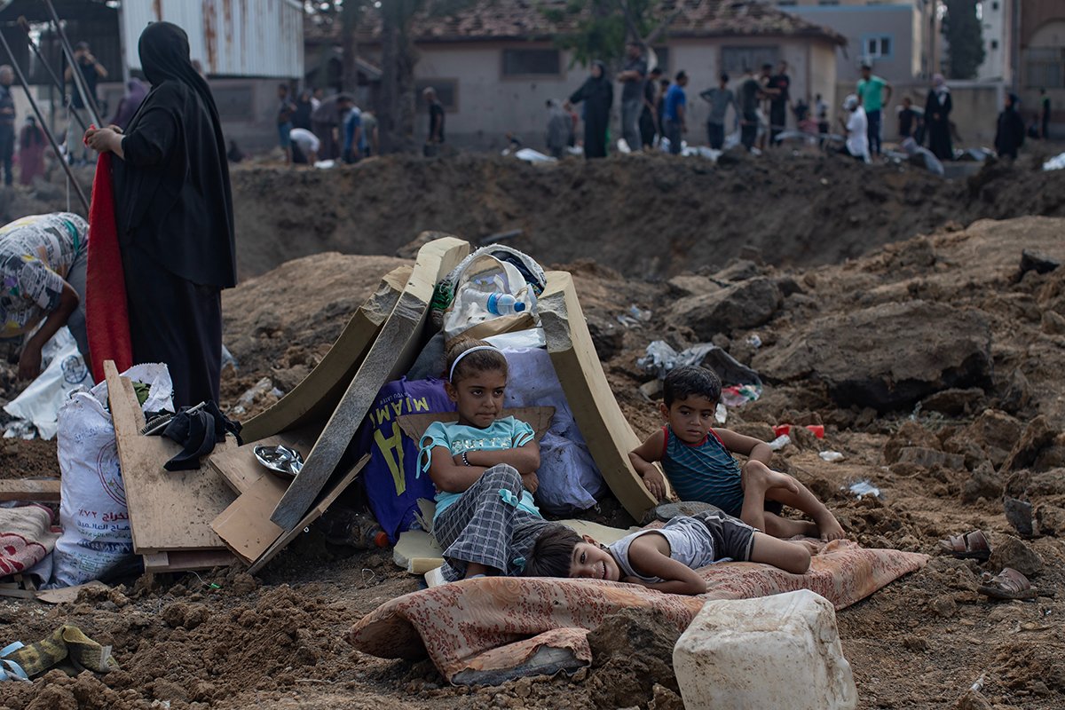 Палестинские беженцы в разрушенном лагере Аль-Манасра, центральная часть сектора Газа, 21 августа 2025 года. Haitham Imad / EPA