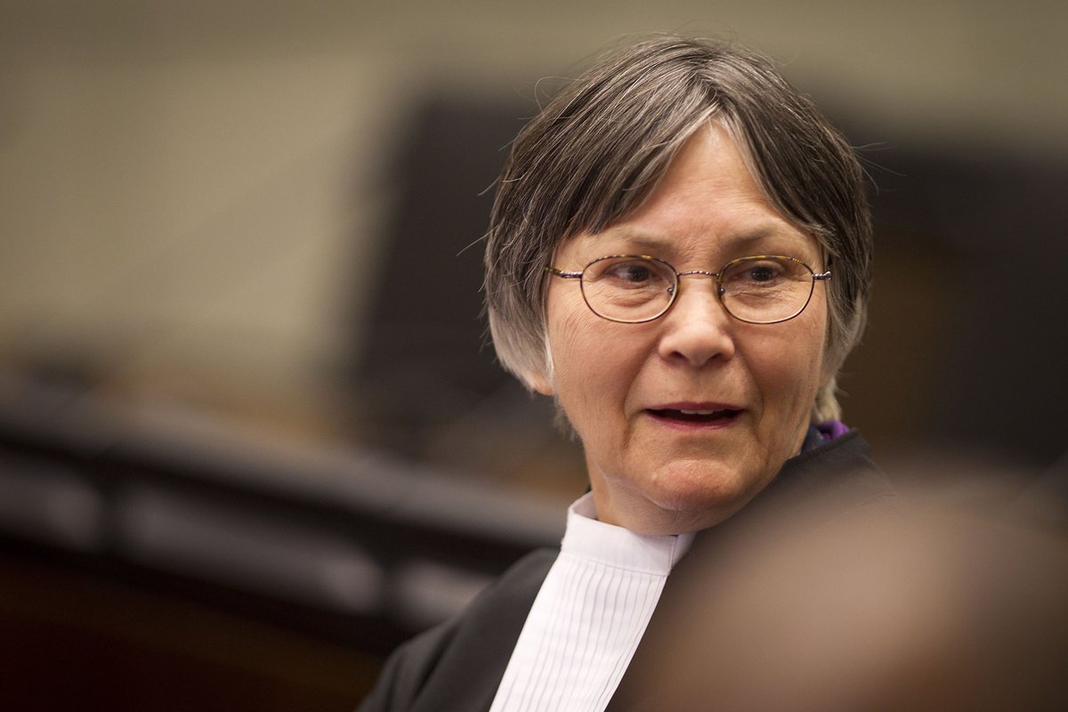 Бренда Холлис в зале суда во время процесса над бывшим президентом Либерии Чарльзом Тейлором, обвиняемым в поставках оружия повстанцам Сьерра-Леоне, Нидерланды, 16 мая 2012 года. Фото: Evert-Jan Daniel / EPA