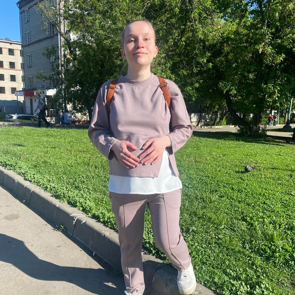 Алена возле своего дома в Москве за месяц до родов, июнь 2024 года