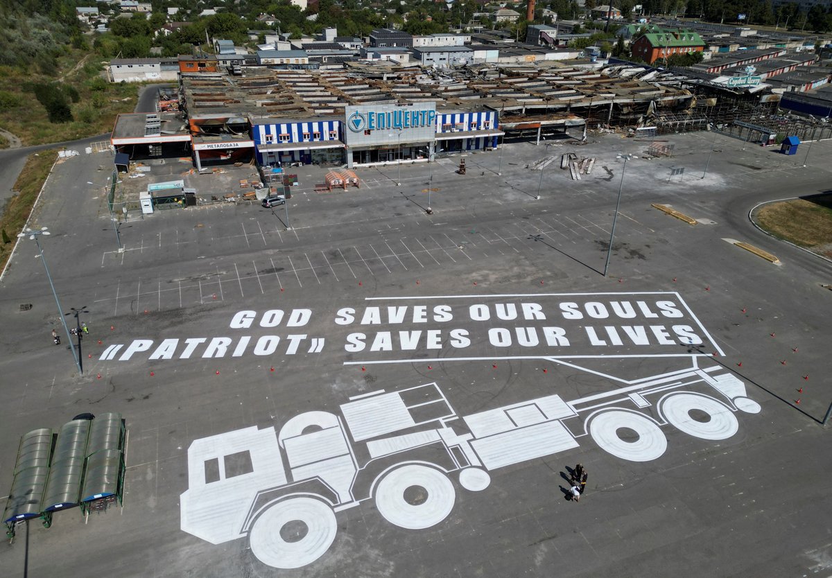 Граффити с изображением комплекса Patriot, созданное донецкой художницей Викторией Калашник, рядом с торговым центром в Харькове, пострадавшим от российского удара, 31 августа 2024 года. Фото: Vitalii Hnidyi / Reuters / Scanpix / LETA