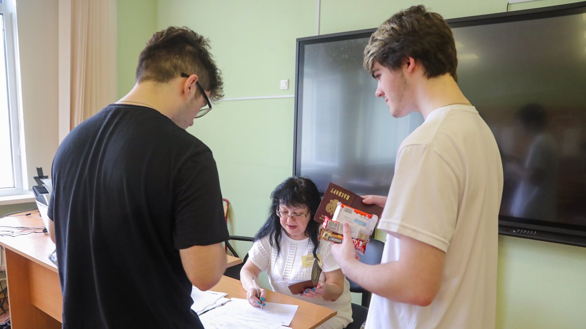 Экзаменатор проверяет документы перед сдачей экзамена, Москва, 7 июня 2024 года. Фото: Артур Новосильцев / АГН «Москва»