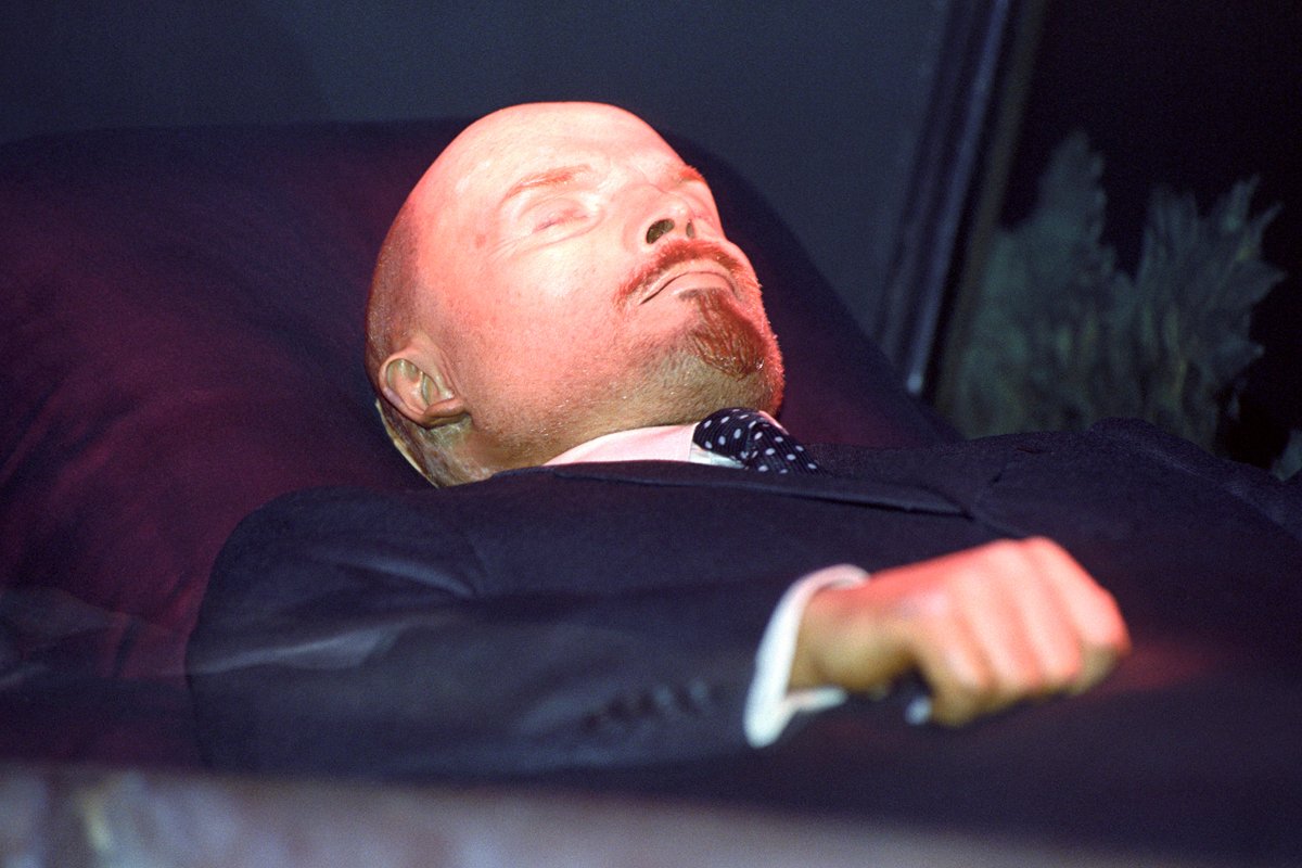 Мумифицированное тело Владимира Ленина в мавзолее на Красной площади, Москва, 3 февраля 1993 года. Фото: Владимир Машатин / EPA