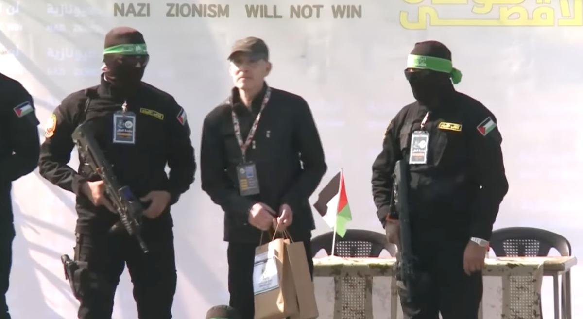 Кит Сигаль на «сцене» в Газе. Скрин из трансляции