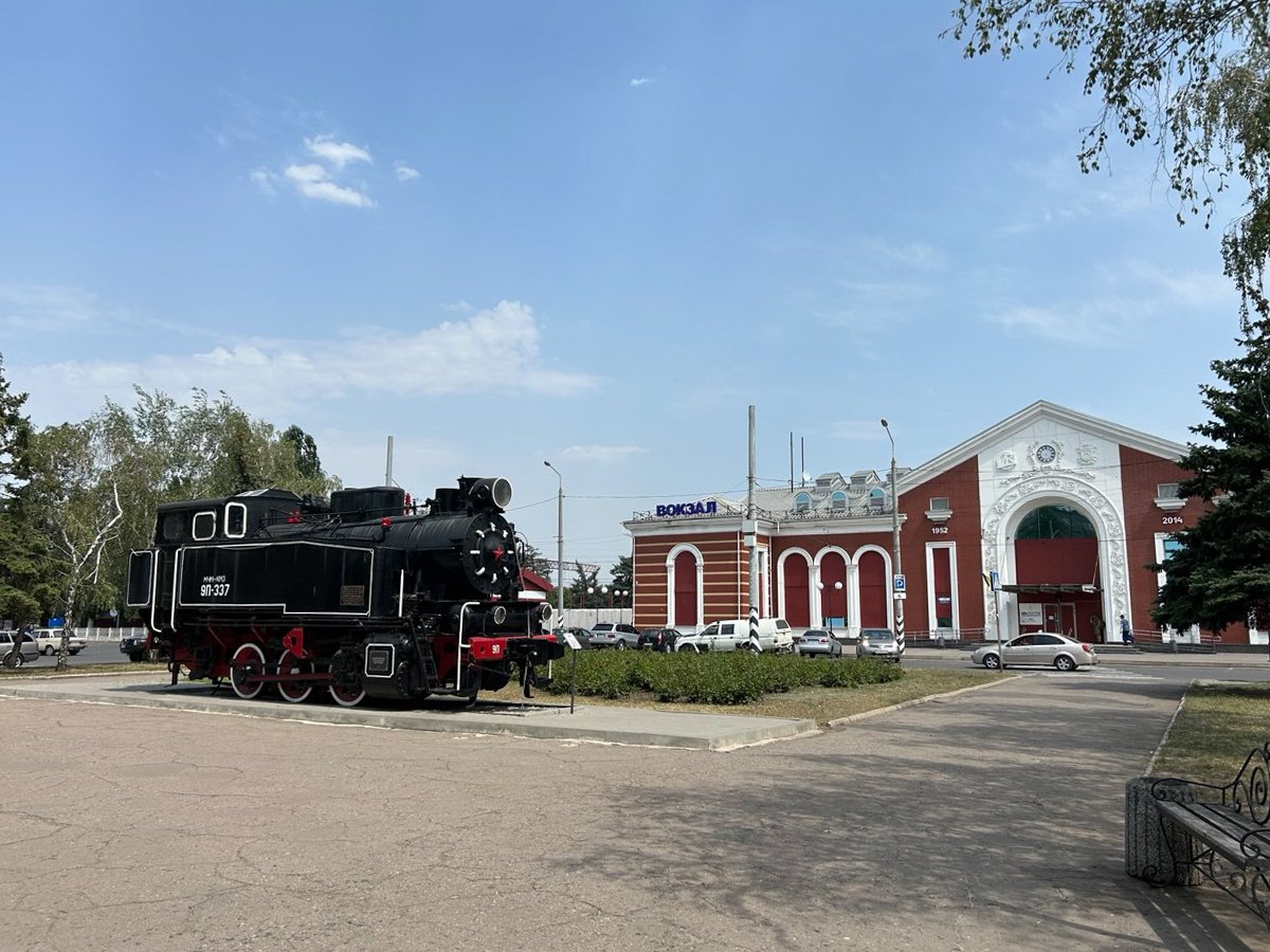 Музей под открытым небом перед реконструированным в 2014 году вокзалом Краматорска. Фото: Дмитрий Дурнев