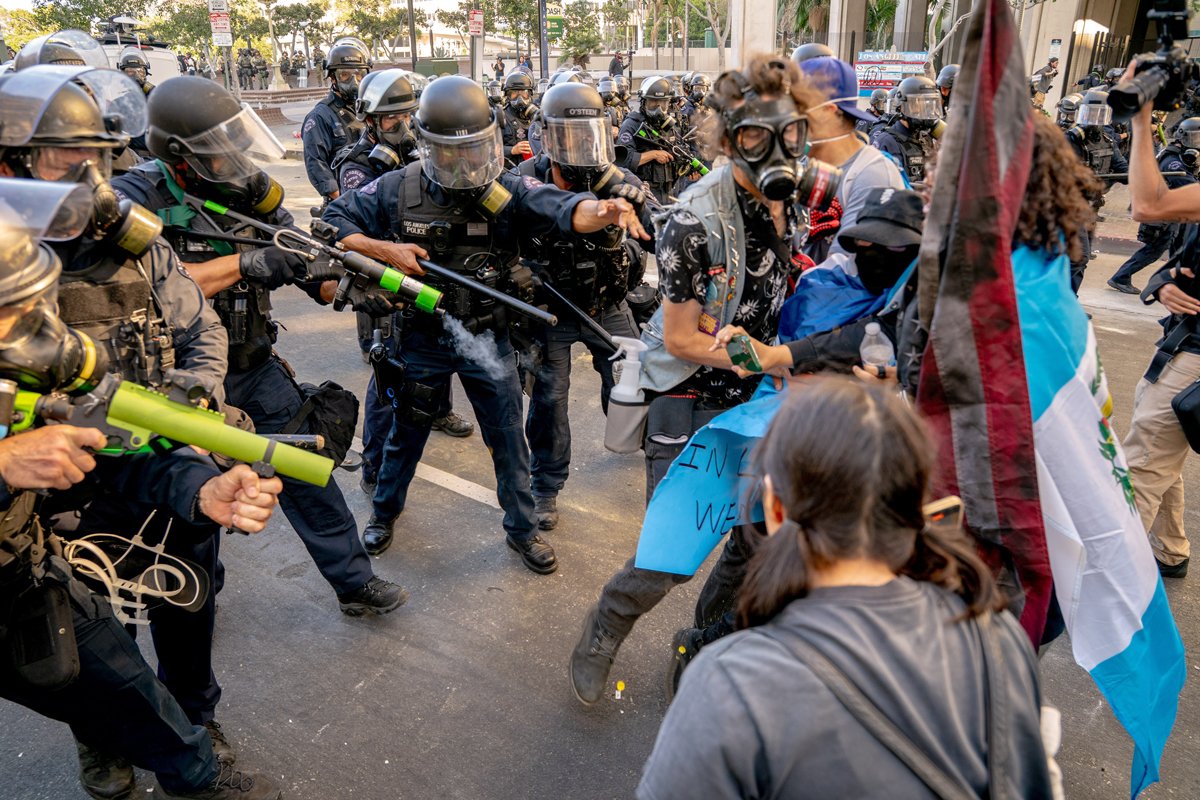 Сотрудники правоохранительных органов оттесняют демонстрантов во время акции протеста «Никаких королей» в Лос-Анджелесе, Калифорния, 14 июня 2025 года. Фото: Kyle Grillot / EPA