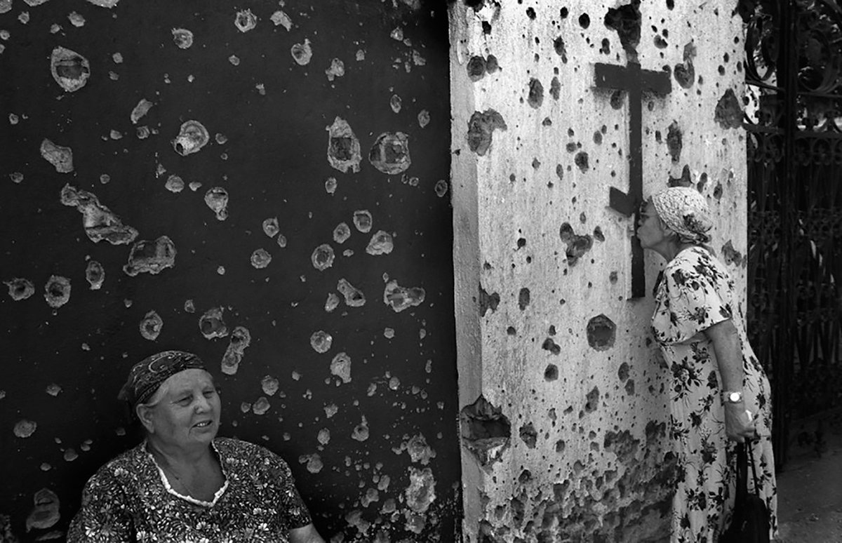 В церкви во время войны в Грозном, Чечня, 1994 год. Фото: Олег Климов /  Liberty.su  / Wikimedia