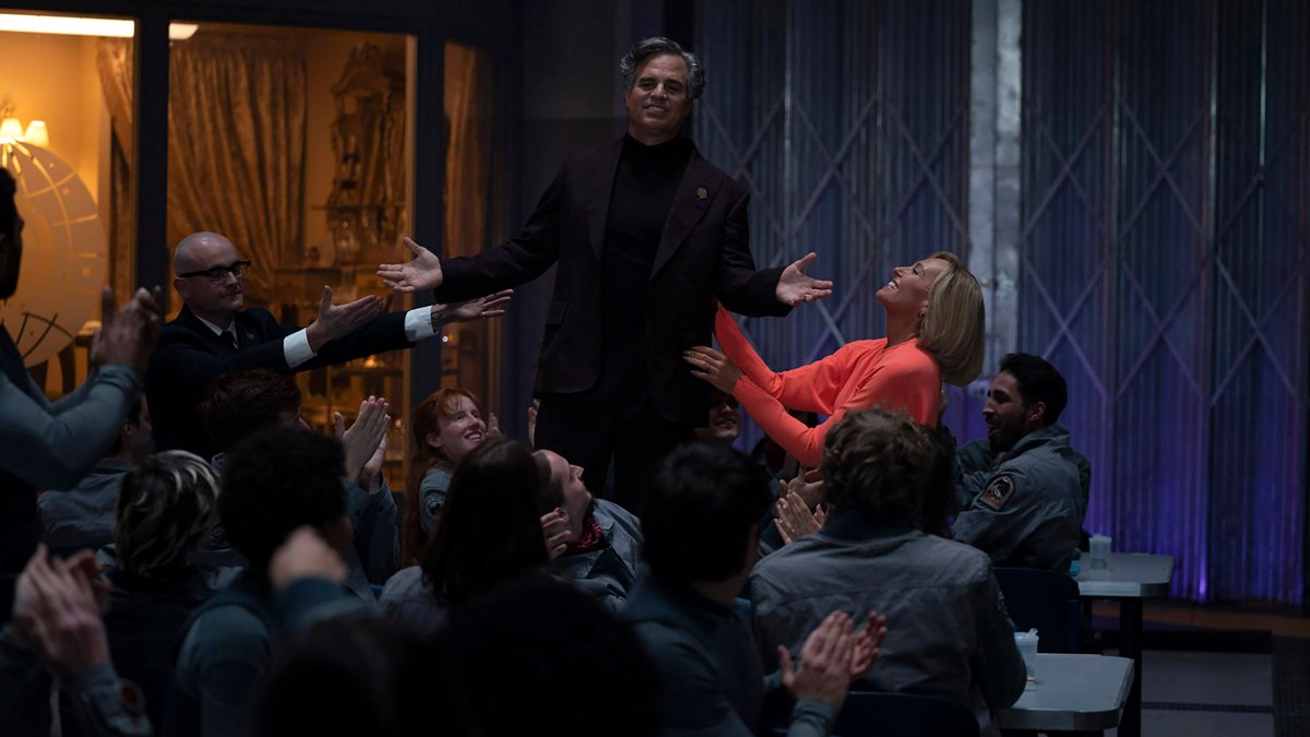 Марк Руффало и Тони Колетт в фильме «Микки 17». Фото: Warner Bros. /  Berlinale