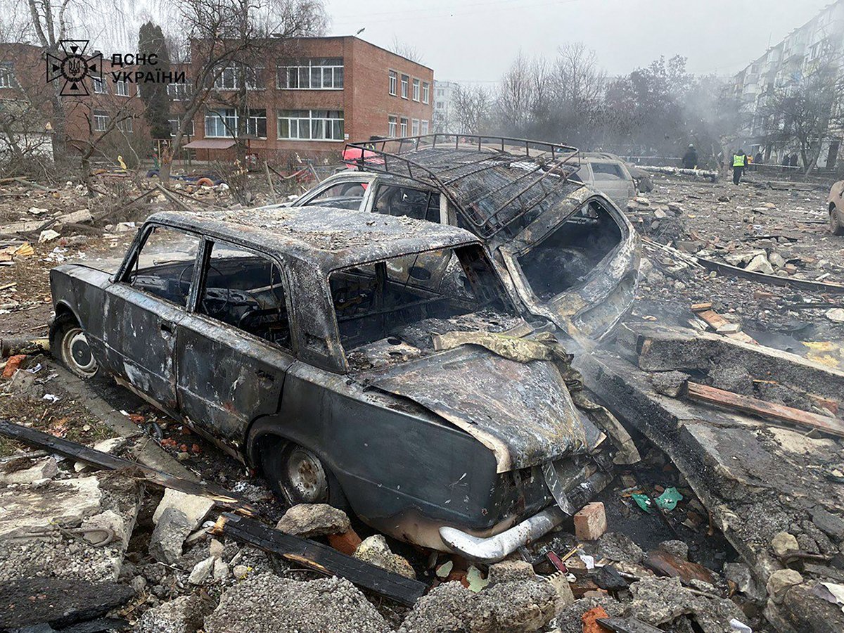 Разрушения на месте ракетного удара в Полтаве, Украина, 1 февраля 2025 года. Фото: Государственная Служба по Чрезвычайным Ситуациям / EPA-EFE