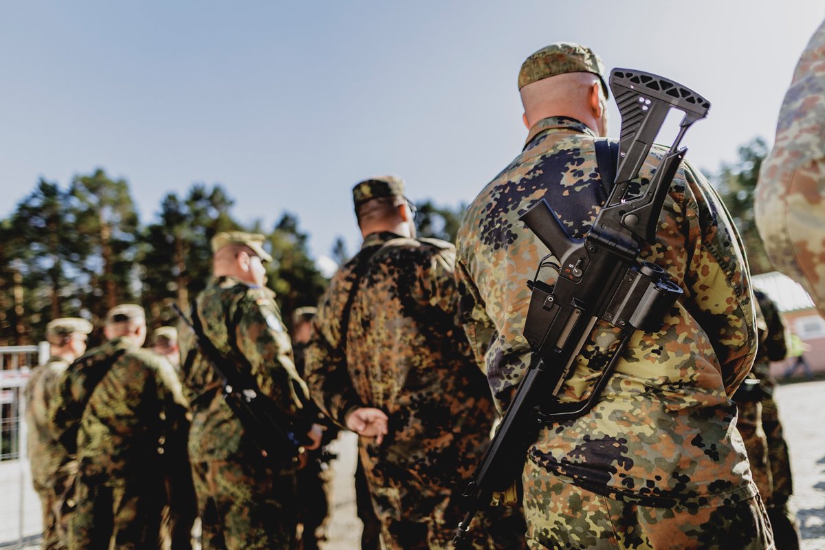 Немецкие солдаты прибывают в логистический центр в Вайсскайсселе перед отправкой на учения «Quadriga 2025 в Литву, Германия, 6 сентября 2025 года. Фото: Matthias Rietschell / Reuters / Scanpix / LETA