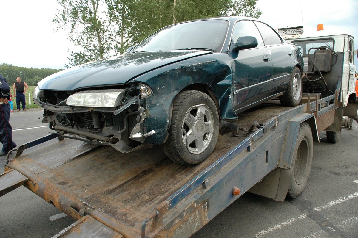 Автомобиль Toyota, принадлежащий Олегу Щербинскому, увозят на эвакуаторе с места автокатастрофы, Барнаул, Алтайский край, 7 августа 2005 года. Фото: Андрей Каспришин / Коммерсантъ / Sipa USA / Vida Press