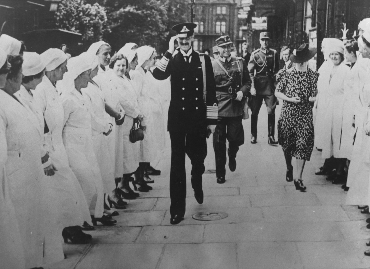 Король Хокон VII и кронпринц Улаф приветствуют медсестёр центра реабилитации для норвежских солдат во время изгнания в Великобритании, после оккупации Норвегии немецкими войсками, приблизительно 1940 год. Фото: akg-images / Scanpix / LETA